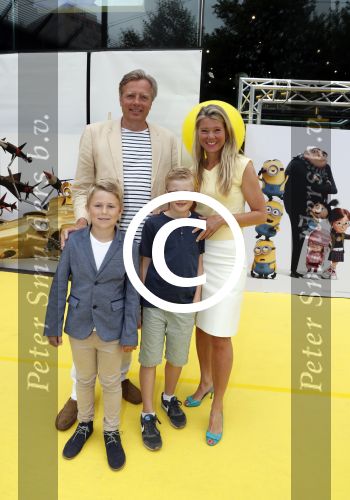 Amsterdam 17 juni 2017  
Premiere verschrikkelijke ikke in pathe arena. Sandra Ysbrandy met partner Pieter en zonen Berend , Ties en Wick