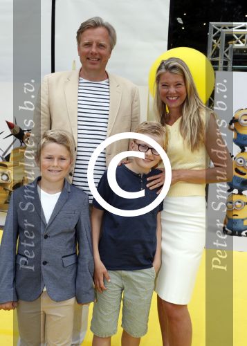 Amsterdam 17 juni 2017  
Premiere verschrikkelijke ikke in pathe arena. Sandra Ysbrandy met partner Pieter en zonen Berend , Ties en Wick