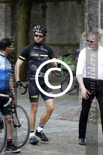 Alkmaar 17 mei 2017
Olcay Gulsen Leontie v Moorsel en Simon Keizer fiets voor de kankerbestrijding