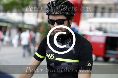 Alkmaar 17 mei 2017
Olcay Gulsen Leontie v Moorsel en Simon Keizer fiets voor de kankerbestrijding