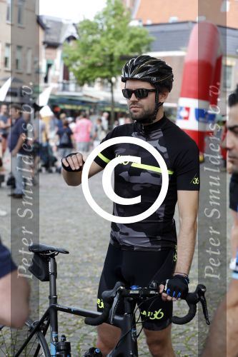 Alkmaar 17 mei 2017
Olcay Gulsen Leontie v Moorsel en Simon Keizer fiets voor de kankerbestrijding