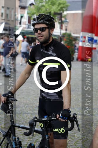 Alkmaar 17 mei 2017
Olcay Gulsen Leontie v Moorsel en Simon Keizer fiets voor de kankerbestrijding