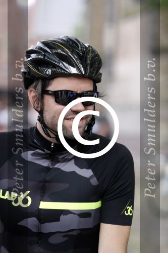 Alkmaar 17 mei 2017
Olcay Gulsen Leontie v Moorsel en Simon Keizer fiets voor de kankerbestrijding