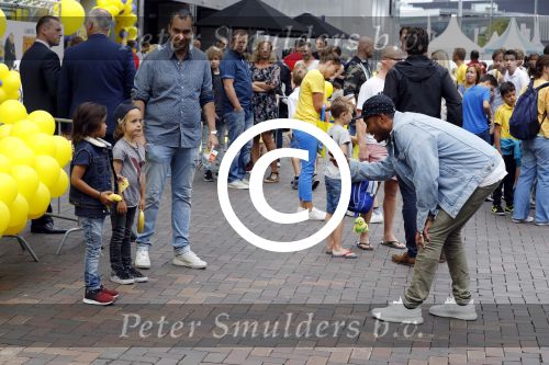 Amsterdam 17 juni 2017
Premiere Verschrikkelijke Ikke in Pathe Arena. Sunnery james met zijn zoon Phyllon Gorre