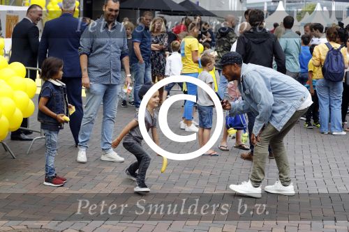 Amsterdam 17 juni 2017
Premiere Verschrikkelijke Ikke in Pathe Arena. Sunnery james met zijn zoon Phyllon Gorre
