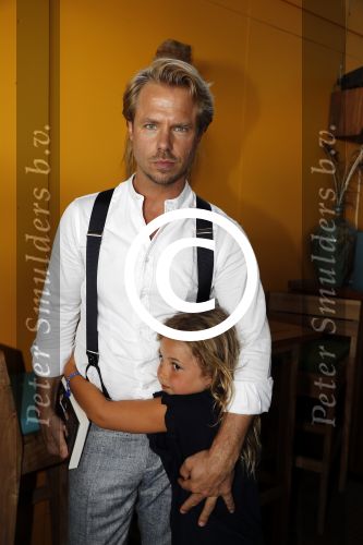 Zandvoort 1 juni 2017 
Boekpresentatie Peter Romer en zijn vrouw Anet Hock in standtent Rapa Nui . Hun kinderen waaronder Thijs en Nienke kregen het eerste boek. Het boek heet en nu ik! Thijs kwam voor het eerst met zijn nieuwe vriendin Igone de Jongh en zijn dochter Sammie