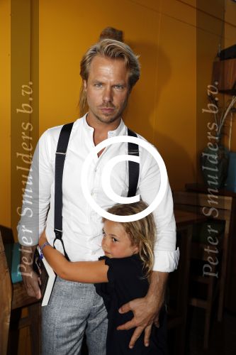 Zandvoort 1 juni 2017 
Boekpresentatie Peter Romer en zijn vrouw Anet Hock in standtent Rapa Nui . Hun kinderen waaronder Thijs en Nienke kregen het eerste boek. Het boek heet en nu ik! Thijs kwam voor het eerst met zijn nieuwe vriendin Igone de Jongh en zijn dochter Sammie