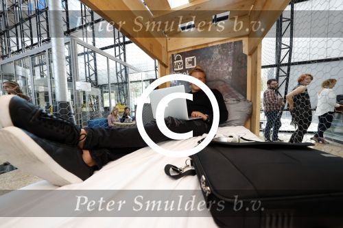 Amsterdam 16 mei 2017 
Free a Girl . lock me up met Thomas Berge Cassidy Roeks Hannelore Zwitserlood Niels Geusebroek en Marieke t Hart. Ze zitten opgesloten op het hoofdkantoor van de telegraaf.