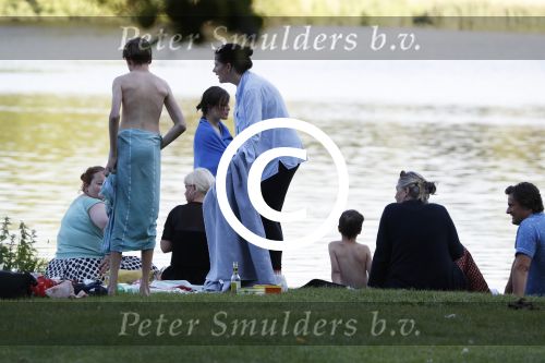 Amsterdam Amsterdamse Bos 17 juni 2017
Vincent Croiset met zijn zoons , zijn vriendin Tina de Bruin en hun baby Teddy , Annemarie Jung en Eva v d Gught met man en dochter