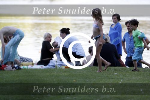 Amsterdam Amsterdamse Bos 17 juni 2017
Vincent Croiset met zijn zoons , zijn vriendin Tina de Bruin en hun baby Teddy , Annemarie Jung en Eva v d Gught met man en dochter