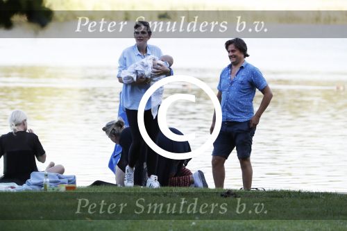 Amsterdam Amsterdamse Bos 17 juni 2017
Vincent Croiset met zijn zoons , zijn vriendin Tina de Bruin en hun baby Teddy , Annemarie Jung en Eva v d Gught met man en dochter