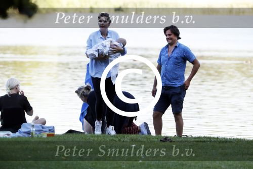 Amsterdam Amsterdamse Bos 17 juni 2017
Vincent Croiset met zijn zoons , zijn vriendin Tina de Bruin en hun baby Teddy , Annemarie Jung en Eva v d Gught met man en dochter