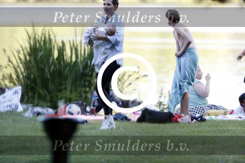 Amsterdam Amsterdamse Bos 17 juni 2017
Vincent Croiset met zijn zoons , zijn vriendin Tina de Bruin en hun baby Teddy , Annemarie Jung en Eva v d Gught met man en dochter