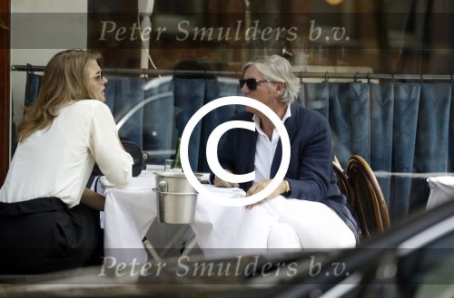 Amsterdam 29 mei 2017 
Victor Muller met een kennis op terras bij George