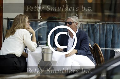 Amsterdam 29 mei 2017 
Victor Muller met een kennis op terras bij George
