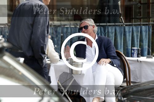 Amsterdam 29 mei 2017 
Victor Muller met een kennis op terras bij George