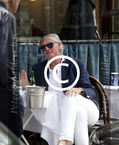 Amsterdam 29 mei 2017 
Victor Muller met een kennis op terras bij George