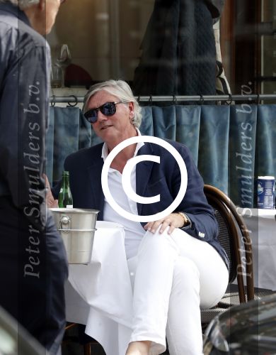 Amsterdam 29 mei 2017 
Victor Muller met een kennis op terras bij George