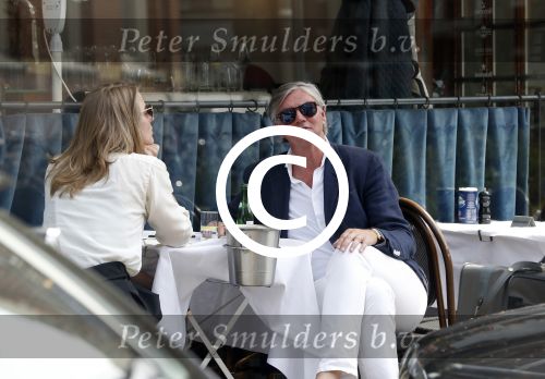 Amsterdam 29 mei 2017 
Victor Muller met een kennis op terras bij George