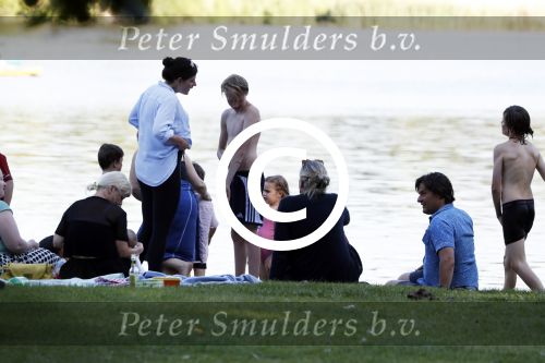 Amsterdam Amsterdamse Bos 17 juni 2017
Vincent Croiset met zijn zoons , zijn vriendin Tina de Bruin en hun baby Teddy , Annemarie Jung en Eva v d Gught met man en dochter