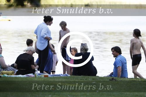 Amsterdam Amsterdamse Bos 17 juni 2017
Vincent Croiset met zijn zoons , zijn vriendin Tina de Bruin en hun baby Teddy , Annemarie Jung en Eva v d Gught met man en dochter