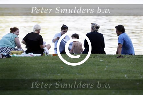 Amsterdam Amsterdamse Bos 17 juni 2017
Vincent Croiset met zijn zoons , zijn vriendin Tina de Bruin en hun baby Teddy , Annemarie Jung en Eva v d Gught met man en dochter