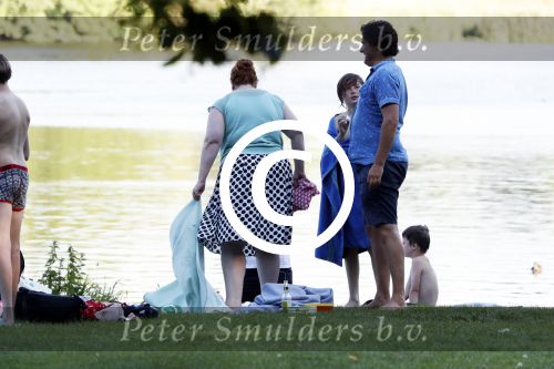 Amsterdam Amsterdamse Bos 17 juni 2017
Vincent Croiset met zijn zoons , zijn vriendin Tina de Bruin en hun baby Teddy , Annemarie Jung en Eva v d Gught met man en dochter