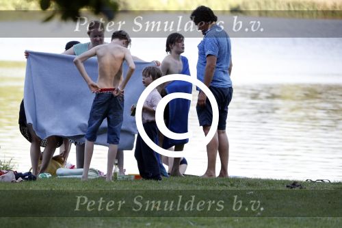 Amsterdam Amsterdamse Bos 17 juni 2017
Vincent Croiset met zijn zoons , zijn vriendin Tina de Bruin en hun baby Teddy , Annemarie Jung en Eva v d Gught met man en dochter