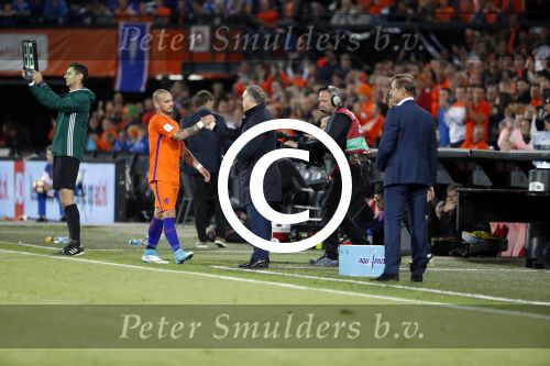 Rotterdam 9 juni 2017
Nederland - Luxemburg in de kuip . De wedstrijd dat Wesley Sneijder record international wordt en waar Ruud Gullit en Dick Advocaat voor het eerst bondscoach en assistent zijn. Yolanthe Sneijder Cabau zit op de tribune met zoons Jessey en Xess Xava
