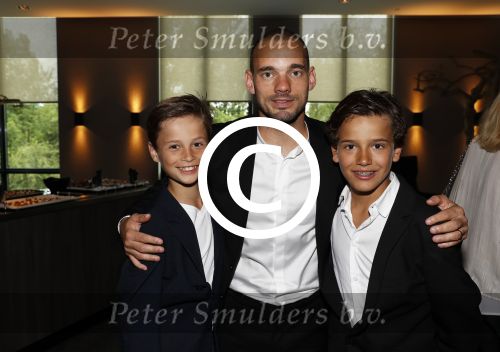 Utrecht 11 juni 2017
Gala van Wesley Sneijder in het v d Valk Hotel Utrecht. Wesley met Daniel de Vries en een vriendje