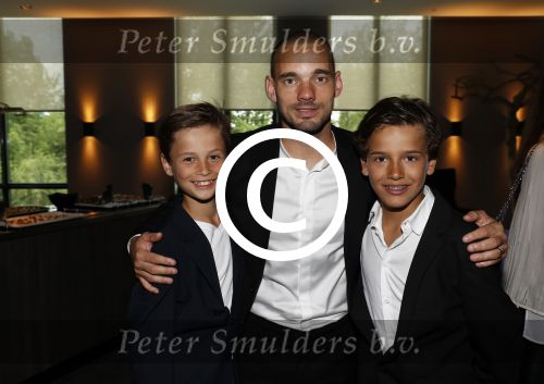 Utrecht 11 juni 2017
Gala van Wesley Sneijder in het v d Valk Hotel Utrecht. Wesley met Daniel de Vries en een vriendje