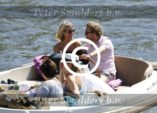 Amsterdam 26 mei 2017 
Wesly Bronkhorst met zijn nieuwe vriendin Marieke v Rootselaar en familie aan het varen met zijn sloep