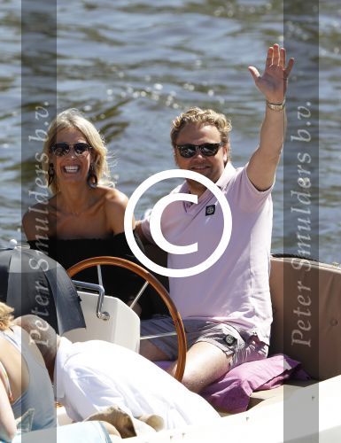 Amsterdam 26 mei 2017 
Wesly Bronkhorst met zijn nieuwe vriendin Marieke v Rootselaar en familie aan het varen met zijn sloep