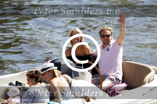 Amsterdam 26 mei 2017 
Wesly Bronkhorst met zijn nieuwe vriendin Marieke v Rootselaar en familie aan het varen met zijn sloep