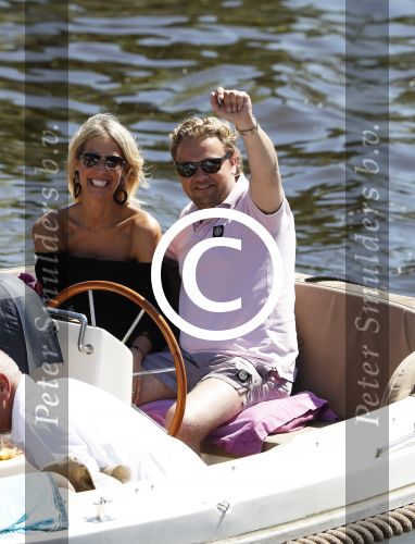 Amsterdam 26 mei 2017 
Wesly Bronkhorst met zijn nieuwe vriendin Marieke v Rootselaar en familie aan het varen met zijn sloep