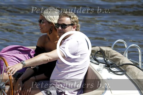 Amsterdam 26 mei 2017 
Wesly Bronkhorst met zijn nieuwe vriendin Marieke v Rootselaar en familie aan het varen met zijn sloep