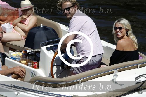 Amsterdam 26 mei 2017 
Wesly Bronkhorst met zijn nieuwe vriendin Marieke v Rootselaar en familie aan het varen met zijn sloep