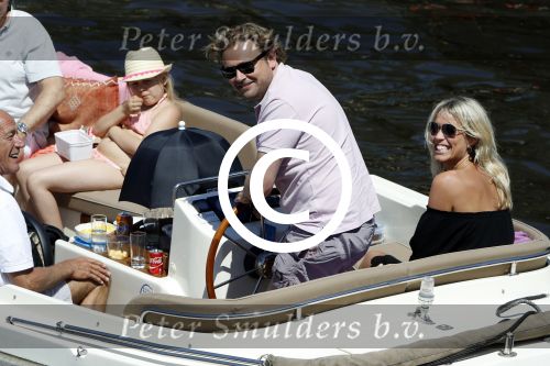 Amsterdam 26 mei 2017 
Wesly Bronkhorst met zijn nieuwe vriendin Marieke v Rootselaar en familie aan het varen met zijn sloep