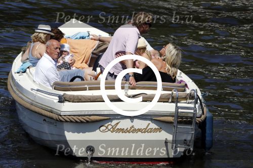 Amsterdam 26 mei 2017 
Wesly Bronkhorst met zijn nieuwe vriendin Marieke v Rootselaar en familie aan het varen met zijn sloep
