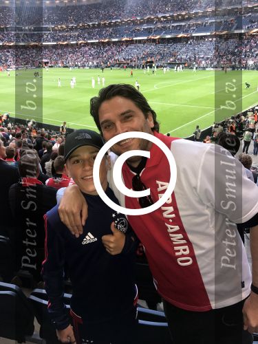 Schiphol Stockholm 24 mei 2017
Ajax Manchester United, finale europa leaque. Xander de Buisonje met zoon Sem v Dijk