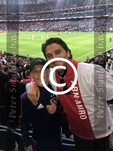 Schiphol Stockholm 24 mei 2017
Ajax Manchester United, finale europa leaque. Xander de Buisonje met zoon Sem v Dijk
