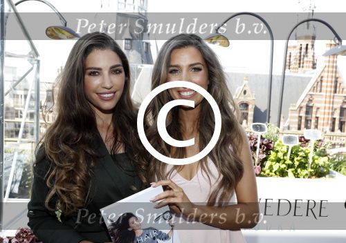 Amsterdam 22 mei 2017
Boekpresentatie Xelly Cabau v Kasbergen in het W hotel in Amsterdam. Yolanthe en 8 andere broers en zussen alsmede haar moeder Richarda en haar man.