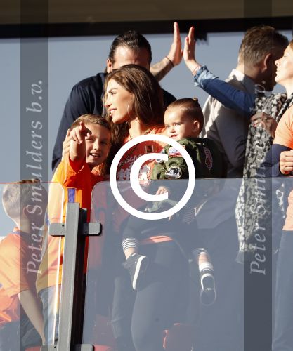 Rotterdam 9 juni 2017
Nederland - Luxemburg in de kuip . De wedstrijd dat Wesley Sneijder record international wordt en waar Ruud Gullit en Dick Advocaat voor het eerst bondscoach en assistent zijn. Yolanthe Sneijder Cabau zit op de tribune met zoons Jessey en Xess Xava