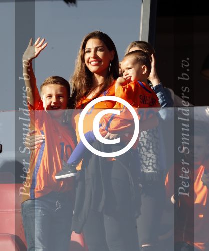 Rotterdam 9 juni 2017
Nederland - Luxemburg in de kuip . De wedstrijd dat Wesley Sneijder record international wordt en waar Ruud Gullit en Dick Advocaat voor het eerst bondscoach en assistent zijn. Yolanthe Sneijder Cabau zit op de tribune met zoons Jessey en Xess Xava