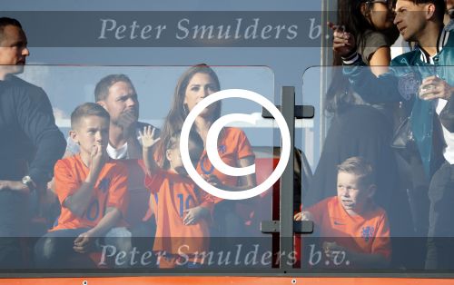 Rotterdam 9 juni 2017
Nederland - Luxemburg in de kuip . De wedstrijd dat Wesley Sneijder record international wordt en waar Ruud Gullit en Dick Advocaat voor het eerst bondscoach en assistent zijn. Yolanthe Sneijder Cabau zit op de tribune met zoons Jessey en Xess Xava