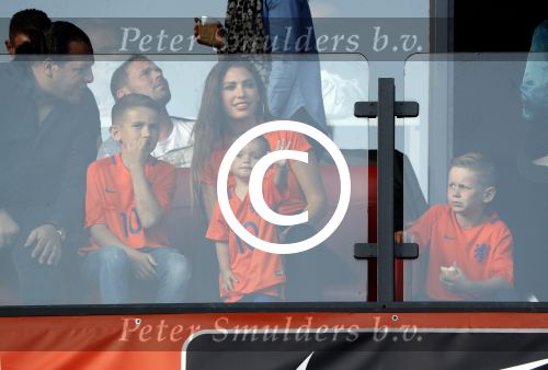 Rotterdam 9 juni 2017
Nederland - Luxemburg in de kuip . De wedstrijd dat Wesley Sneijder record international wordt en waar Ruud Gullit en Dick Advocaat voor het eerst bondscoach en assistent zijn. Yolanthe Sneijder Cabau zit op de tribune met zoons Jessey en Xess Xava
