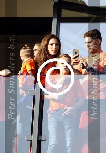 Rotterdam 9 juni 2017
Nederland - Luxemburg in de kuip . De wedstrijd dat Wesley Sneijder record international wordt en waar Ruud Gullit en Dick Advocaat voor het eerst bondscoach en assistent zijn. Yolanthe Sneijder Cabau zit op de tribune met zoons Jessey en Xess Xava
