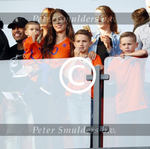 Rotterdam 9 juni 2017
Nederland - Luxemburg in de kuip . De wedstrijd dat Wesley Sneijder record international wordt en waar Ruud Gullit en Dick Advocaat voor het eerst bondscoach en assistent zijn. Yolanthe Sneijder Cabau zit op de tribune met zoons Jessey en Xess Xava
