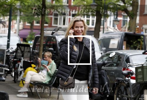 Amsterdam 5 juni 2018
Anita Schuts bellend op straat
