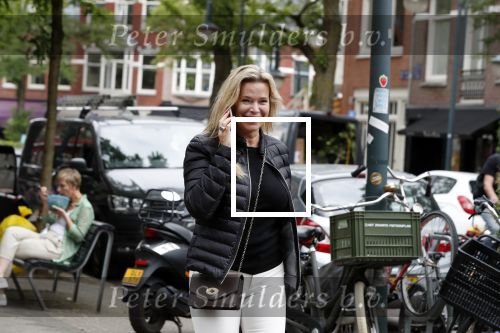 Amsterdam 5 juni 2018
Anita Schuts bellend op straat